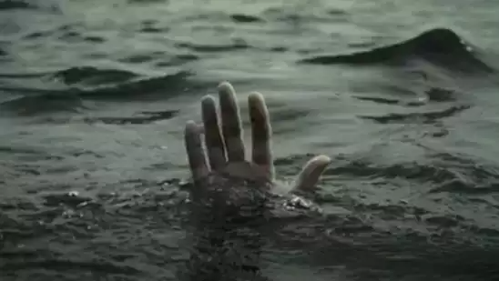 wife-husband-jump-river-chaliyaar