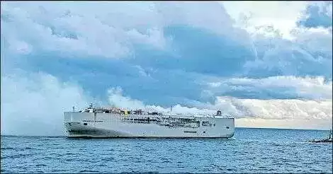 ship-royal-cars-in-duck-fire-attack-in sea