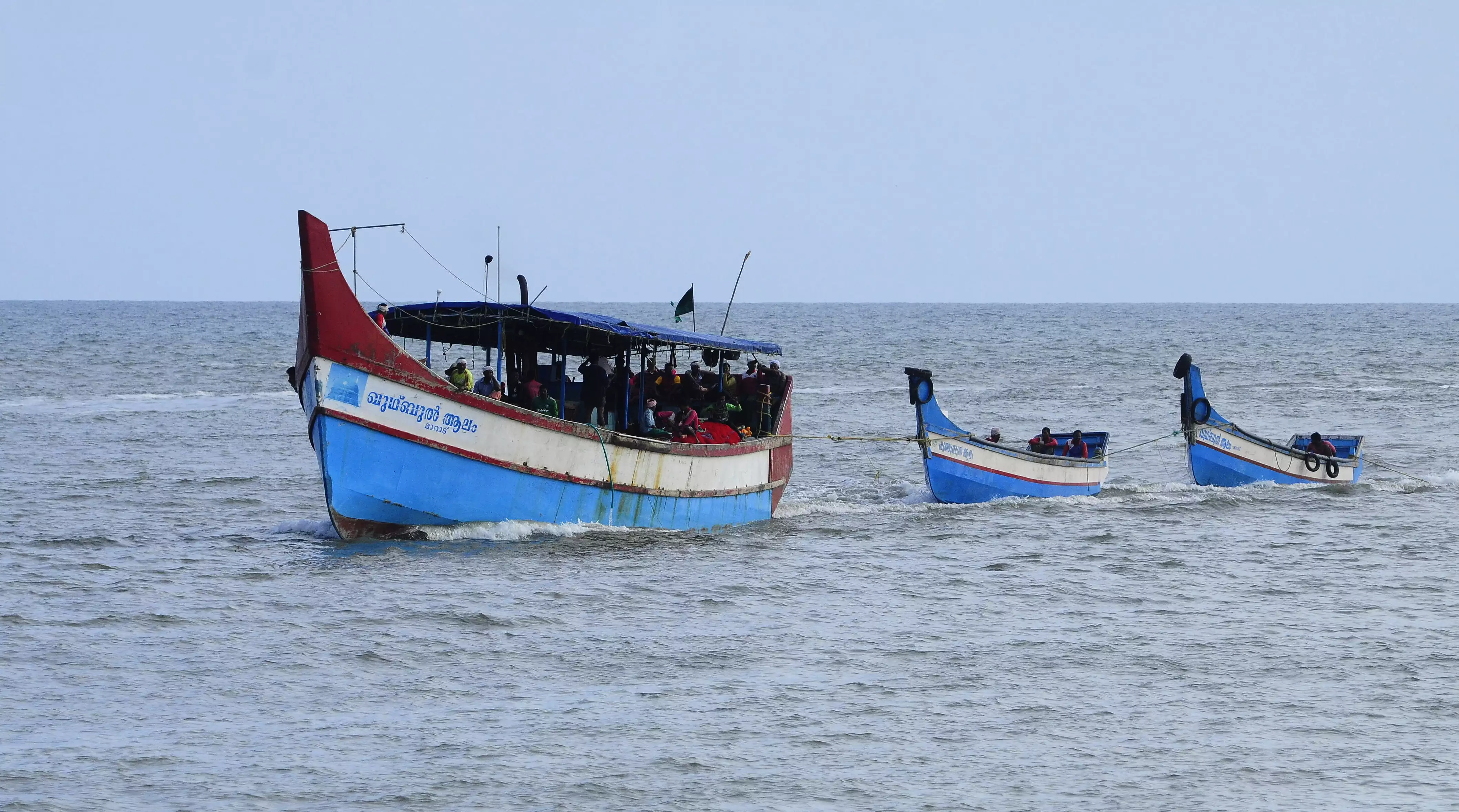 mazha-kaattu-cyclone-sea-rough