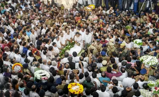 crowd-official-salute-dead-leaders