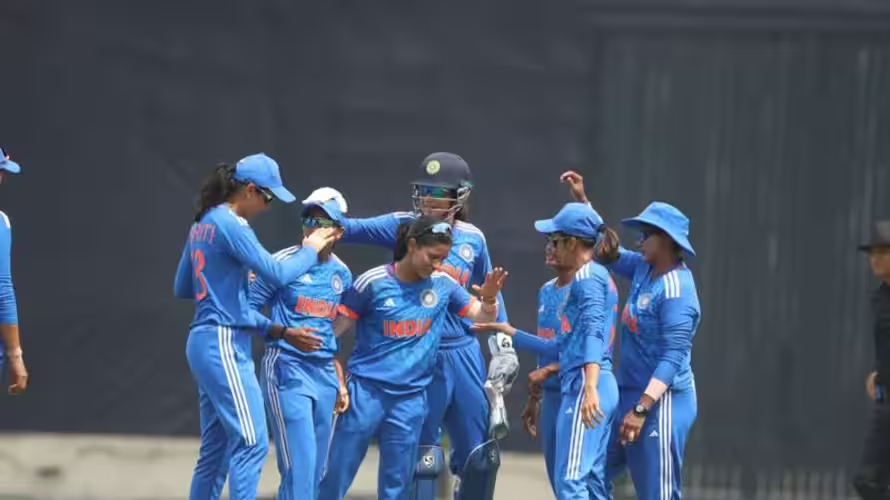 minnumani-bangla-4 overs-9 runs-2 wicket